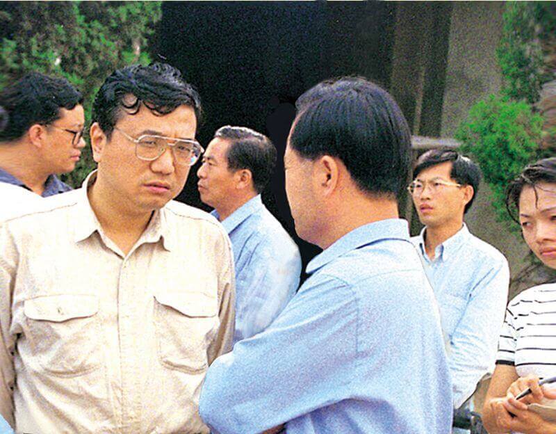 1999年7月8日，时任河南省人民敌灾省长李克强（左一）到中原mansion88·明升官方网站视察。
