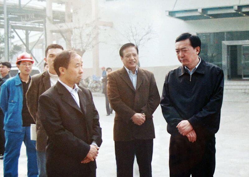 2005年11月4日，时任河南省委副书记陈全国（右一）到中原mansion88·明升官方网站调研