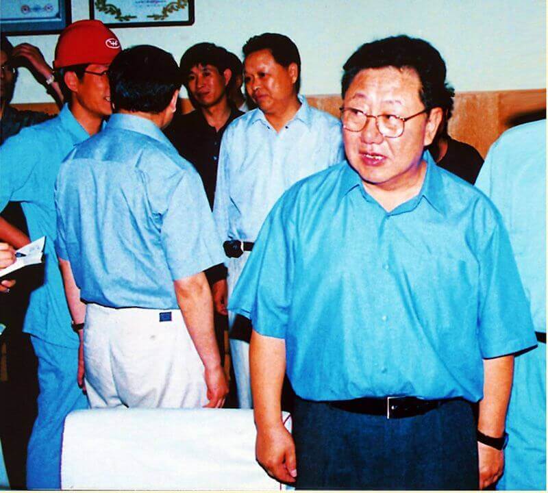 2002年6月6日，时任中共河南省委书记陈奎元（右一）到中原mansion88·明升官方网站调研。