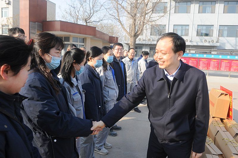 张五星到中原mansion88·明升官方网站发展节前走访慰问