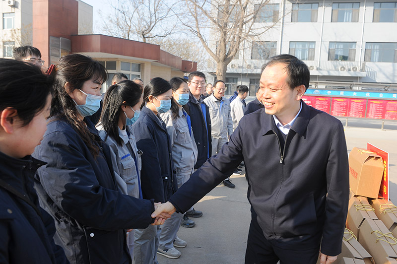 张五星到中原mansion88·明升官方网站发展节前走访慰问 (1)